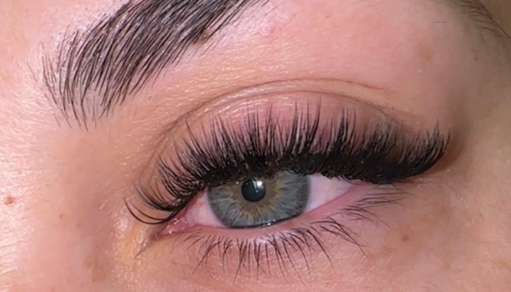 Zgjatje qerpikësh në Durrës – Beauty Salon Meri